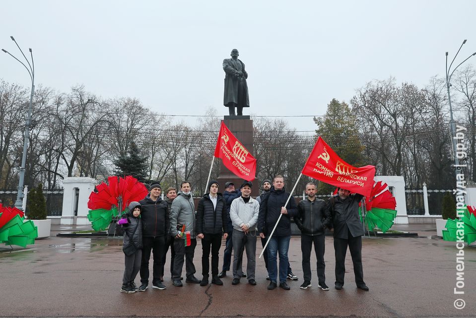 news_2022-11-07-ДОР - флаги и люди.jpg