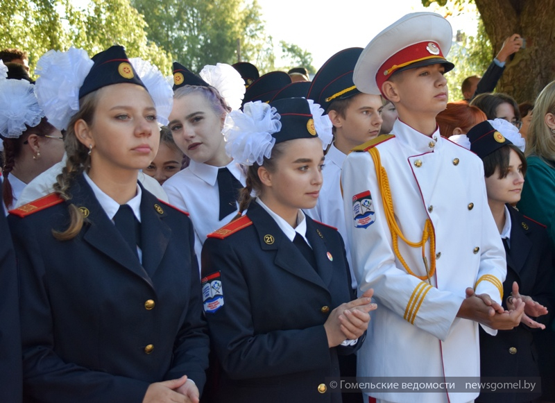 news_2022-09-01-на линейке в СШ 21 - учащиеся.jpg