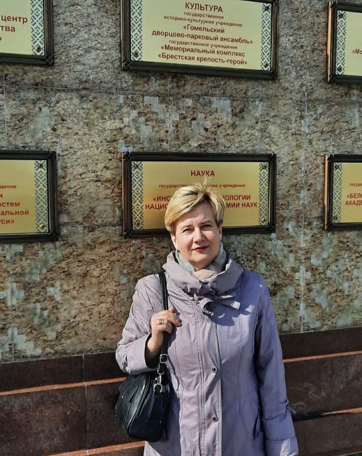 news_2022-04-28-Пыркова у Доски Почета.jpg